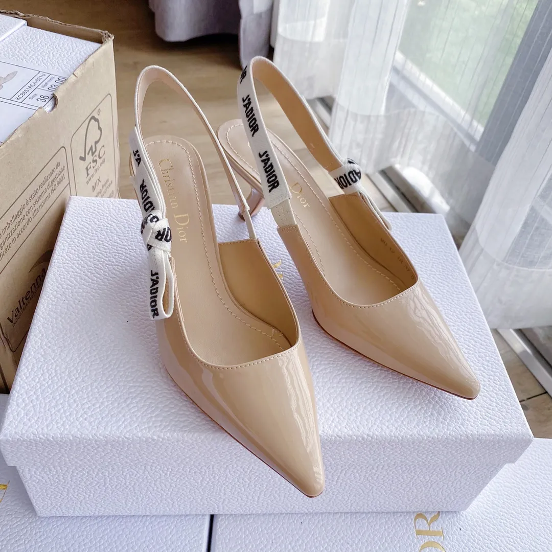👟👟Ex-factory price 440👟👟 Developed one-to-one from the original version, 👠👠✨ ✨Dior’s popular sandals are new🔥 🔥 The same style as the most popular internet celebrities and celebrities of the year💁 💁. Imported fabric, lining and feet are made of calfskin lining🐑. Original molded heel, heel height 10Cm 6.5cm💘 Original molded metal outsole with five-pointed star LOGO mark✨. Original bow, 💅 Italian leather outsole. 👄💋 Full set of packaging (bags, cards, invoices, one-to-one wrapping paper) 34 40 41 customized